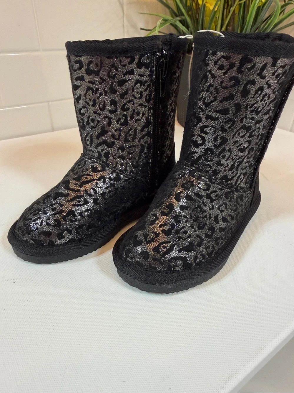 Harper Canyon Metallic leopard boots . Black and silver . NEW with tags